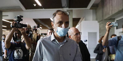 ARCHIV - Shmulik Peleg, Großvater mütterlicherseits von Eitan Biran, Überlebender des Seilbahnunglücks vom Lago Maggiore, trifft vor Gericht ein. Der Junge muss bis zum 12. Dezember zurück nach Italien gebracht werden. Dies entschied Israels Höchs...