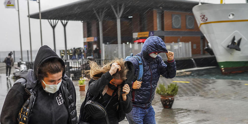 Menschen rennen bei starkem Regen. Ein heftiger Sturm hat am 29.11.21 Istanbul und andere Teile der Türkei heimgesucht, mindestens vier Menschen getötet und in der 15-Millionen-Einwohner-Stadt für Verwüstung gesorgt. Foto: Uncredited/AP/dpa