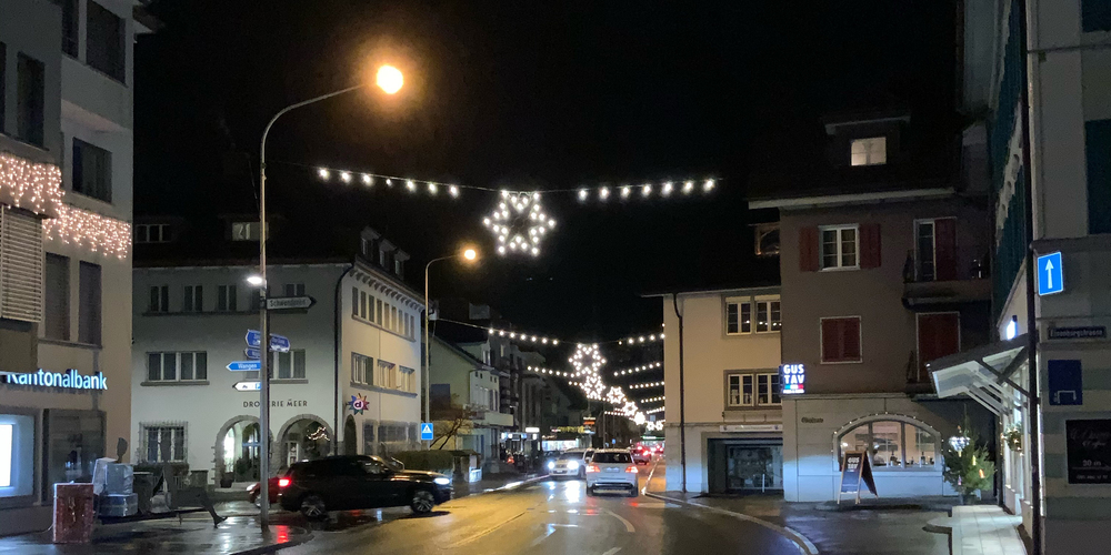 Die neue Weihnachtsbeleuchtung im Dorf Siebnen.