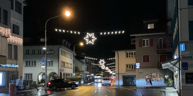 Die neue Weihnachtsbeleuchtung im Dorf Siebnen.