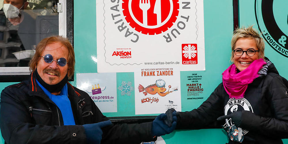 ARCHIV - Frank Zander (l) und Inka Bause geben warmes Essen für Obdachlose in der Evangelischen Kirchengemeinde Zwölf-Apostel-Kirche in Schöneberg aus.  Sein traditionelles großes Weihnachtsessen für Berliner Obdachlose fällt dieses Jahr wegen der...