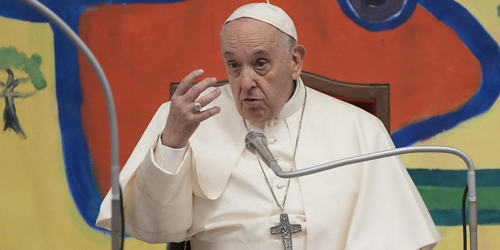 Papst Franziskus spricht mit Schülern in der Zentrale von «Scholas Occurrentes». Foto: Gregorio Borgia/AP/dpa