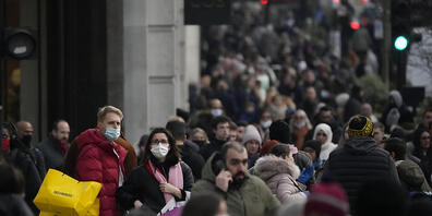 Passanten mit Einkaufstüten stehen auf der Regent Street. Die Weltgesundheitsorganisation (WHO) hat die zunächst im Süden Afrikas entdeckte Omikron-Variante als «besorgniserregend» eingestuft. Die Gesundheitsminister der G7-Staaten haben am 29.11....