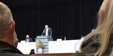Gemeindepräsident Lucas Keel führt - gewohnt souverän - durch die Versammlung.