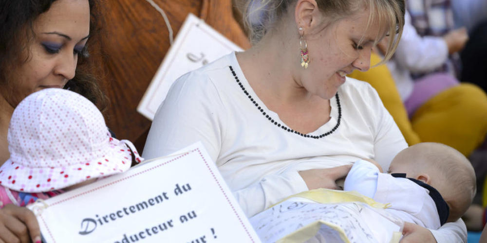 Nicht alles, was eine stillende Mutter zu sich nimmt, gelangt in die Muttermilch - wohl aber Piperin, der Scharfstoff aus dem Pfeffer. Zwar schmeckt das Baby den Pfeffer nicht, aber es könnte später eine höhere Toleranzgrenze haben für Schärfe (Sy...