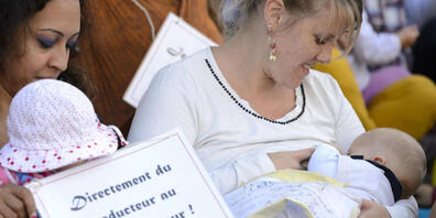 Nicht alles, was eine stillende Mutter zu sich nimmt, gelangt in die Muttermilch - wohl aber Piperin, der Scharfstoff aus dem Pfeffer. Zwar schmeckt das Baby den Pfeffer nicht, aber es könnte später eine höhere Toleranzgrenze haben für Schärfe (Sy...