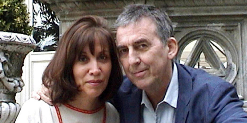 ARCHIV - Ex-Beatle George Harrison und seine Frau Olivia zeigen sich am 03.05.2001 während ihres Urlaubs in der Toskana (Italien) für den Fotografen. Am Montag haben die Ex-Beatles Paul McCartney und Ringo Starr an den 20. Todestag von George Harr...