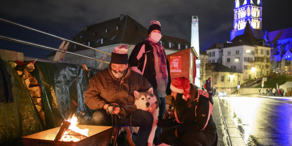 Fast jede/r Zweite arbeitet in der Schweiz freiwillig und gratis. Im Bild Freiwillige des "Solidaritätsfeuers Bessieres". Das Kollektiv bietet Bedrückten seit über 40 Jahren einen Platz am Feuer zum Reden und will so Freitode auf der Brücke Bessie...