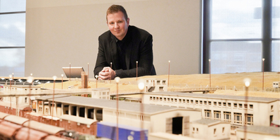 Attila Kasza zeigt in seiner Ausstellung seine Modelle zum Thema DDR. 