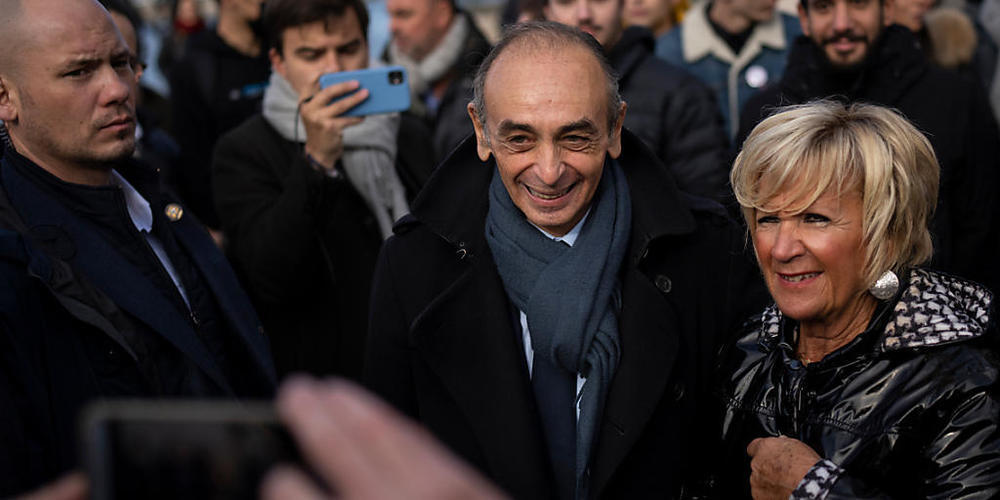 Eric Zemmour (M), rechtsextremer Journalist aus Frankreich, macht ein Foto mit einem Fan bei einem Besuch der Kathedrale von Marseille. Foto: Daniel Cole/AP/dpa