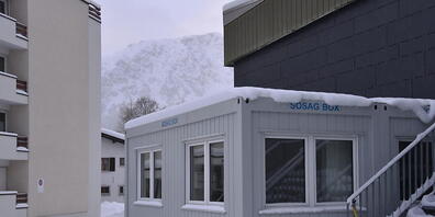 Arosa reagiert auf beschränkte Testkapazitäten. Der Tourismusort stellt beim Sportzentrum drei Covid-Testcontainer auf.