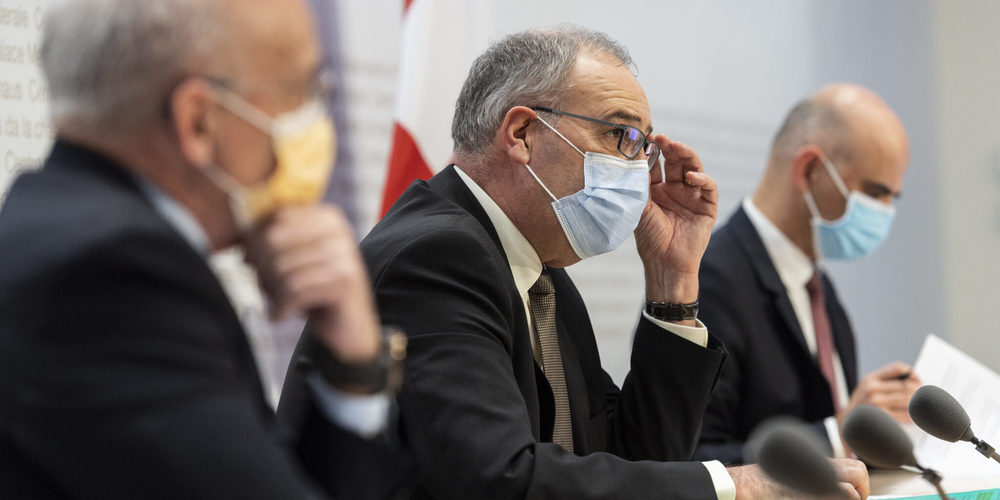 Die Fallzahlen steigen, die neue Corona-Variante Omikron bereitet zusätzliche Sorgen.