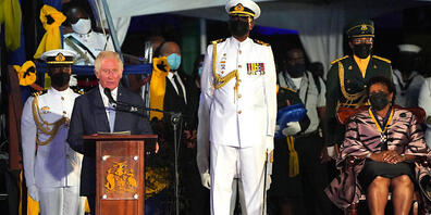 dpatopbilder - Prinz Charles von Großbritannien hält als zukünftiges Oberhaupt des Commonwealth und im Namen der britischen Queen eine Rede nach der Amtseinführung der ersten Präsidentin des Inselstaates, Sandra Mason (r). Barbados hat sich von de...