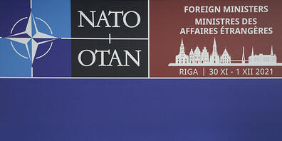 Jens Stoltenberg (3.v.r), Nato-Generalsekretär,   Edgars Rinkevics (2.v.l), Außenminister von Lettland, Admiral Rob Bauer (r), der Vorsitzende des NATO-Militärausschusses, und Mircea Geoana (l), der stellvertretende NATO-Generalsekretär, nehmen am...