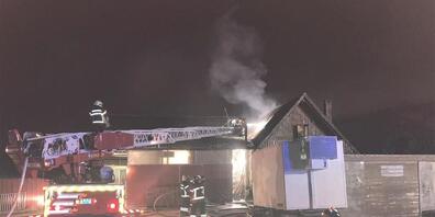 Das Feuer brach im Dachstock eines Wohnhauses aus.