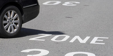 Die kantonale FDP will Städten verbieten, auf Strassen, auf denen Busse verkehren, Tempo 30 einzuführen. Dazu lanciert sie eine Initiative. (Symbolbild)