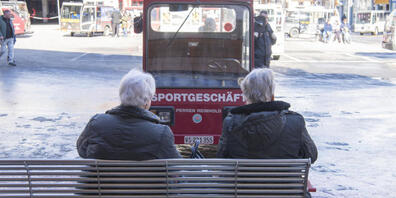 Acht von zehn Schweizerinnen und Schweizer über 65 bezeichnen ihre Gesundheit als gut bis ausgezeichnet. International ist das der zweitbeste Wert. Im Vergleich zu früheren Befragungen steigt der Anteil derjenigen Senioren und Seniorinnen, die sic...