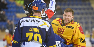 Die Szene des Abends: Nach einem Check an Torhüter Robert Mayer (rechts) erhält Enzo Corvi eine 5-Minuten-Strafe und sieht drei Tore von der Strafbank aus. 
