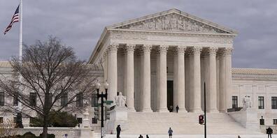 Aktivisten treffen vor den Argumenten zum Thema Abtreibung am Obersten Gerichtshof auf dem Capitol Hill in Washington ein. Foto: Jacquelyn Martin/AP/dpa