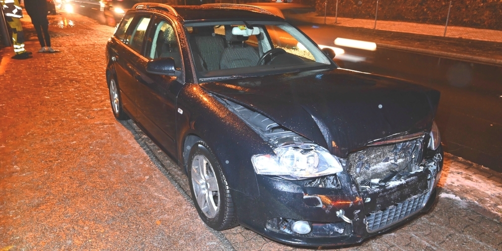 Der Lenker dieses Autos bemerkte das Abbremsen des vorausfahrenden Autos zu spät und kollidierte.