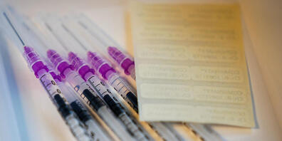 Aufgezogene Spritzen mit dem Impfstoff von Biontech liegen in einer Schale im Corona-Impfbus. Foto: Kay Nietfeld/dpa