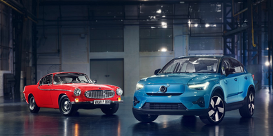 Design-Ikone trifft Zukunft: Den Volvo P1800 und den Volvo C40 Recharge trennen sechs Jahrzehnte, doch ein aussergewöhnliches Design vereint beide.