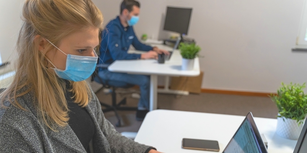 Die Unternehmen sollen selber über ihre Corona-Massnahmen am Arbeitsplatz wie eine Maskenpflicht entscheiden können, so die IHK. (Symbolbild)