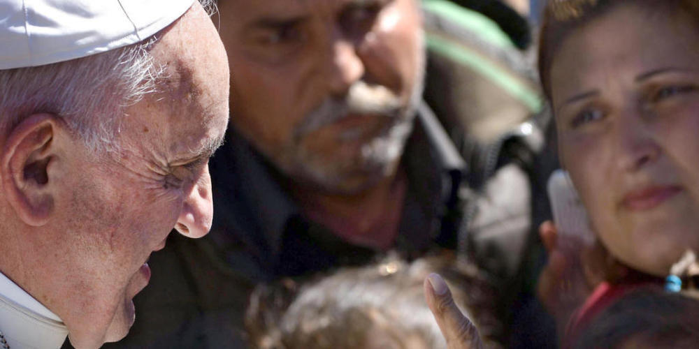 ARCHIV - Papst Franziskus segnet ein Kind während seines Besuchs im Flüchtlingslager Moria auf der griechischen Insel Lesbos. Foto: picture alliance / dpa