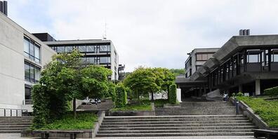 In Gebäuden der Universität Zürich-Irchel soll während rund zehn Jahren ein Provisorium für mehrere Kantonsschulen betrieben werden. (Archivbild)