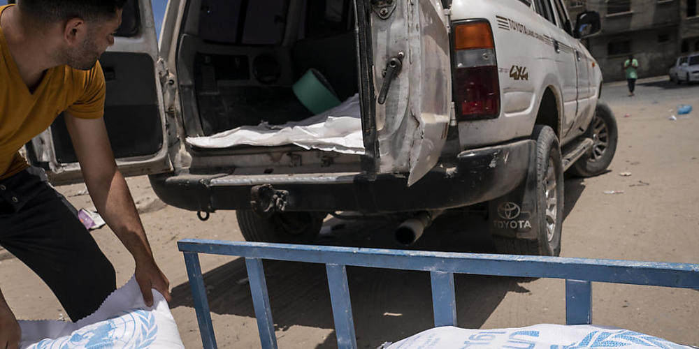 ARCHIV - Säcke mit Lebensmitteln vom Hilfswerk der Vereinten Nationen werden auf einen Anhänger geladen. Nach Schätzungen der UN dürften 2022 weltweit fast 40 Millionen mehr Menschen auf humanitäre Hilfe oder Schutz angewiesen sein als in diesem J...