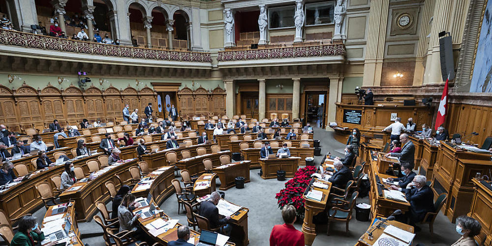 Der Nationalrat debattiert am Donnerstag über die Verlängerung des Covid-19-Gesetzes. Während die vorberatende Kommission zahlreiche Bestimmungen verlängern will, hat die SVP Anträge eingereicht, die das Gesetz einschränken. Sie wurden abgelehnt.