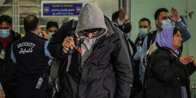 Ein Mann geht durch das Ankunftsterminal am Internationalen Flughafen Erbil nach seiner Landung an Bord eines Rückführungsfluges, welches von der irakischen Regierung entsandt wurde. Ein erster Sonderflug mit irakischen Migranten an Bord ist am Do...