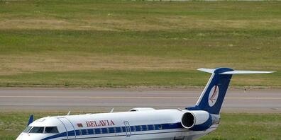 Ein Flugzeug der nationalen belarussischen Fluggesellschaft Belavia steht auf dem Flughafen Helsinki-Vantaa. Die Außenminister der EU-Staaten haben ein neues Sanktionsinstrument gegen Beteiligte an der Schleusung von Migranten nach Belarus beschlo...