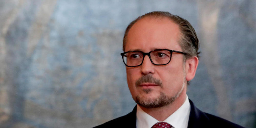 ARCHIV - Alexander Schallenberg (ÖVP), Bundeskanzler von Österreich, wird von Bundespräsident Van der Bellen (nicht im Bild) in der Präsidentschaftskanzlei vereidigt. Schallenberg stellt sein Amt nach knapp zwei Monaten zur Verfügung. Das kündigte...