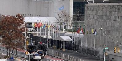 Einsatzwagen der Polizei stehen vor dem Hauptsitz der Vereinten Nationen. Der Hauptsitz ist am Donnerstag wegen eines laufenden Polizeieinsatzes vor dem Gebäude abgeriegelt worden. Foto: Benno Schwinghammer/dpa