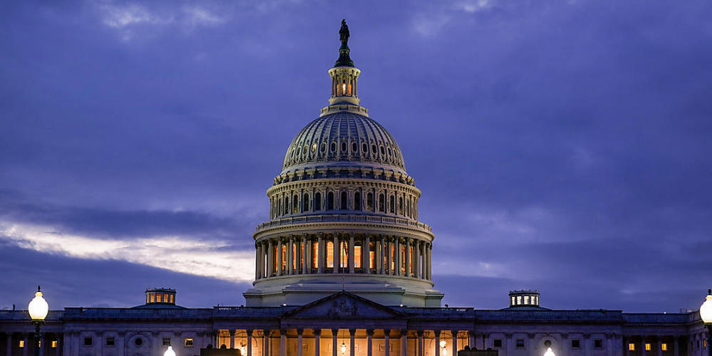 ARCHIV - Das Licht in der Kuppel des Kapitols leuchtet und zeigt an, dass die Arbeit im Kongress weitergeht. (Archivbild) Foto: J. Scott Applewhite/AP/dpa