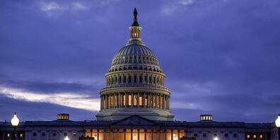 ARCHIV - Das Licht in der Kuppel des Kapitols leuchtet und zeigt an, dass die Arbeit im Kongress weitergeht. (Archivbild) Foto: J. Scott Applewhite/AP/dpa