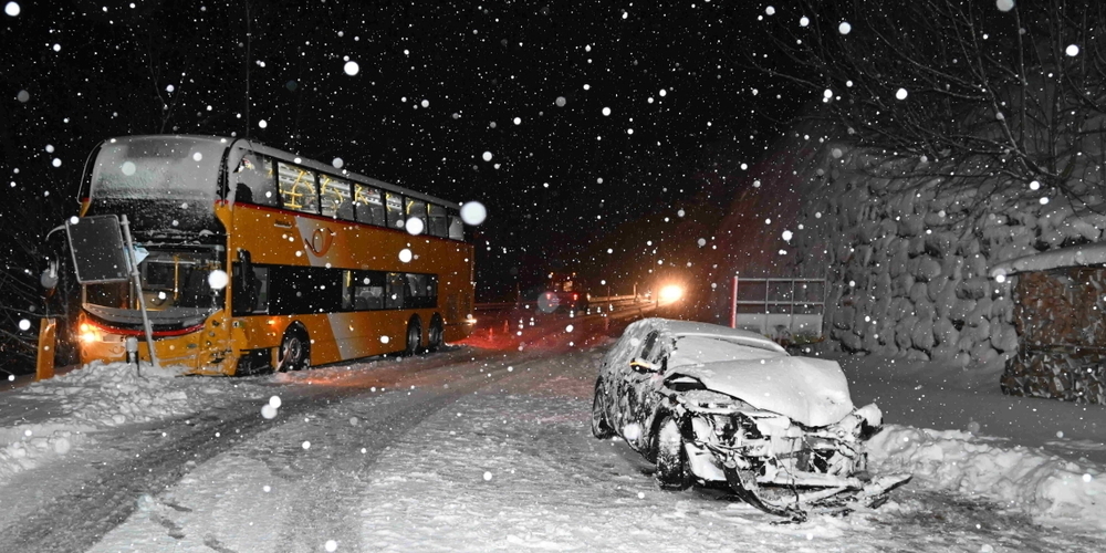 In Stein SG kam es am Donnerstag zu einem Unfall zwischen einem Auto und einem Postauto.