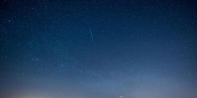 Eine Sternschnuppe aus dem Meteorenschauer der Geminiden in der Nacht auf den 14. Dezember 2015 über dem Pilatus. Dieses Jahr erreicht das Spektakel am selben Datum seinen Höhepunkt (Archivbild).