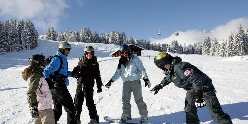Der Bundesrat will Schneesportlager vermehrt fördern. Dafür sieht er mehrere regionale Zentren vor. (Themenbild)