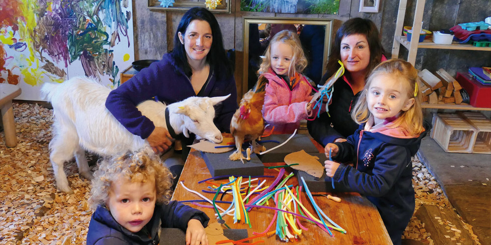 Fast wie in der Villa Kunterbunt: Kinder geniessen den engen und  freundschaftlichen Kontakt mit Tieren. 