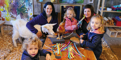 Fast wie in der Villa Kunterbunt: Kinder geniessen den engen und  freundschaftlichen Kontakt mit Tieren. 