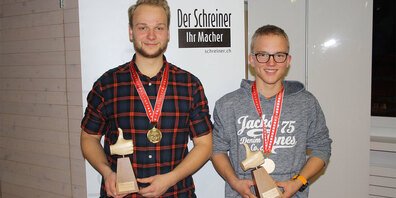 (v.l.) Jan Battaglia aus Donat, (Andrea Gredig Schreinerei und Küchenbau AG, Sarn) und Florin Berni aus Vals (Engadiner Lehrwerkstatt für Schrei-ner, Samedan) belegten punktgleich den ersten Platz und wurden somit Bündner-Meister 2021.