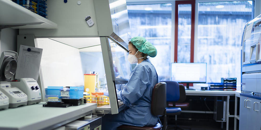 Pipettieren von Corona-Proben in einem Spital: Täglich werden in der Schweiz momentan zehntausende Corona-Tests ausgewertet. (Archivbild)