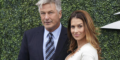 ARCHIV - Schauspieler Alec Baldwin und seine Frau Hilaria am Rande des US Open Tennisturniers. Foto: Greg Allen/Invision/dpa