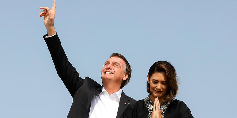 HANDOUT - Brasiliens Präsident Jair Bolsonaro (l) - hier mit Frau Michelle - hat eigentlich nicht viel zu lachen. Foto: Alan Santos/Palacio Planalto/dpa - ACHTUNG: Nur zur redaktionellen Verwendung und nur mit vollständiger Nennung des vorstehende...