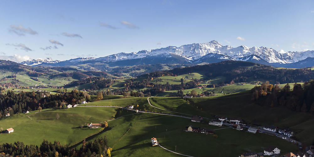Appenzell Ausserrhoden - im Bild das Dorf Schwellbrunn in der Region Hinterland - soll in Zukunft statt 20 Gemeinden nur noch deren vier umfassen. (Archivbild)