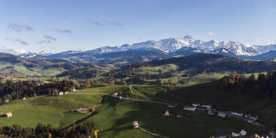 Appenzell Ausserrhoden - im Bild das Dorf Schwellbrunn in der Region Hinterland - soll in Zukunft statt 20 Gemeinden nur noch deren vier umfassen. (Archivbild)