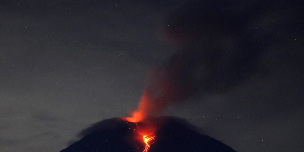 ARCHIV - Der Vulkan Semeru auf Java spukt Rauch, Asche, heiße Gase und Lava aus. Foto: Aditya Irawan/XinHua/dpa