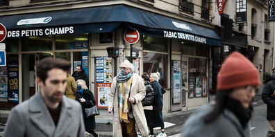 Ein Mann mit Mund-Nasen-Schutz fährt auf einem elektrischen Einrad. Die neue Coronavirus-Variante Omikron ist erstmals auch in Frankreich außerhalb der Überseegebiete nachgewiesen worden. Foto: Thibault Camus/AP/dpa